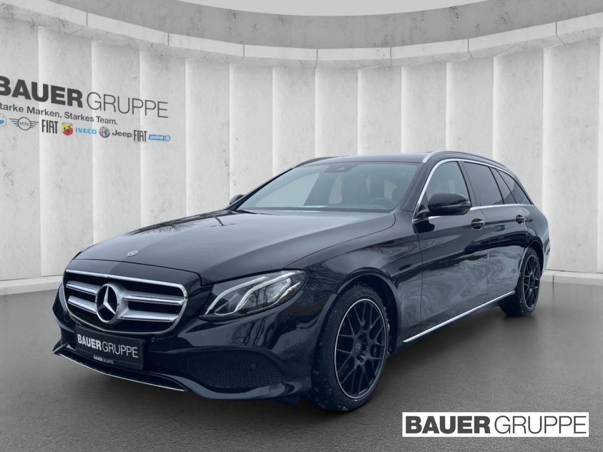 MERCEDES-BENZ E 220 in Schwarz von vorne