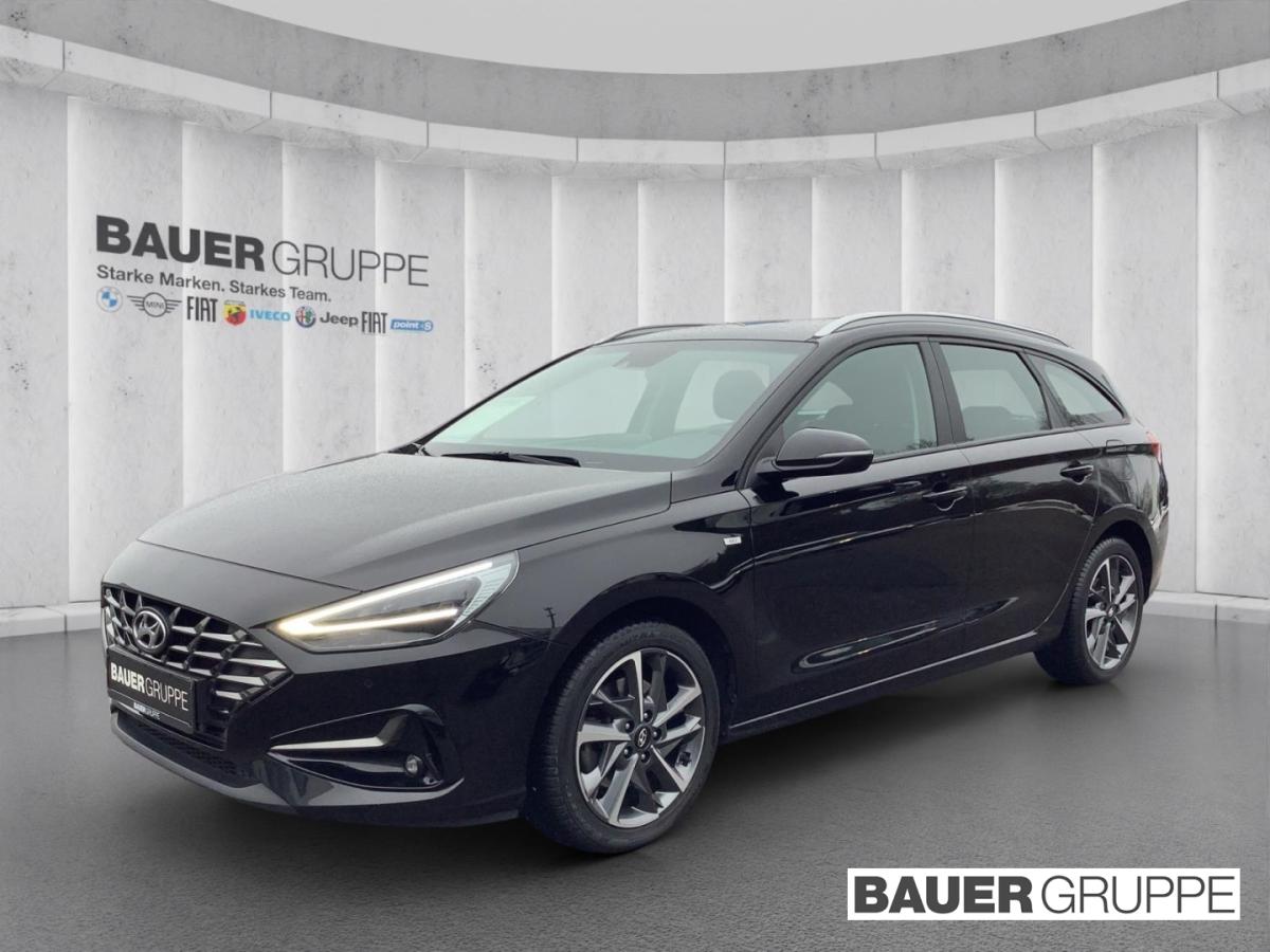 HYUNDAI i30 in Schwarz von vorne