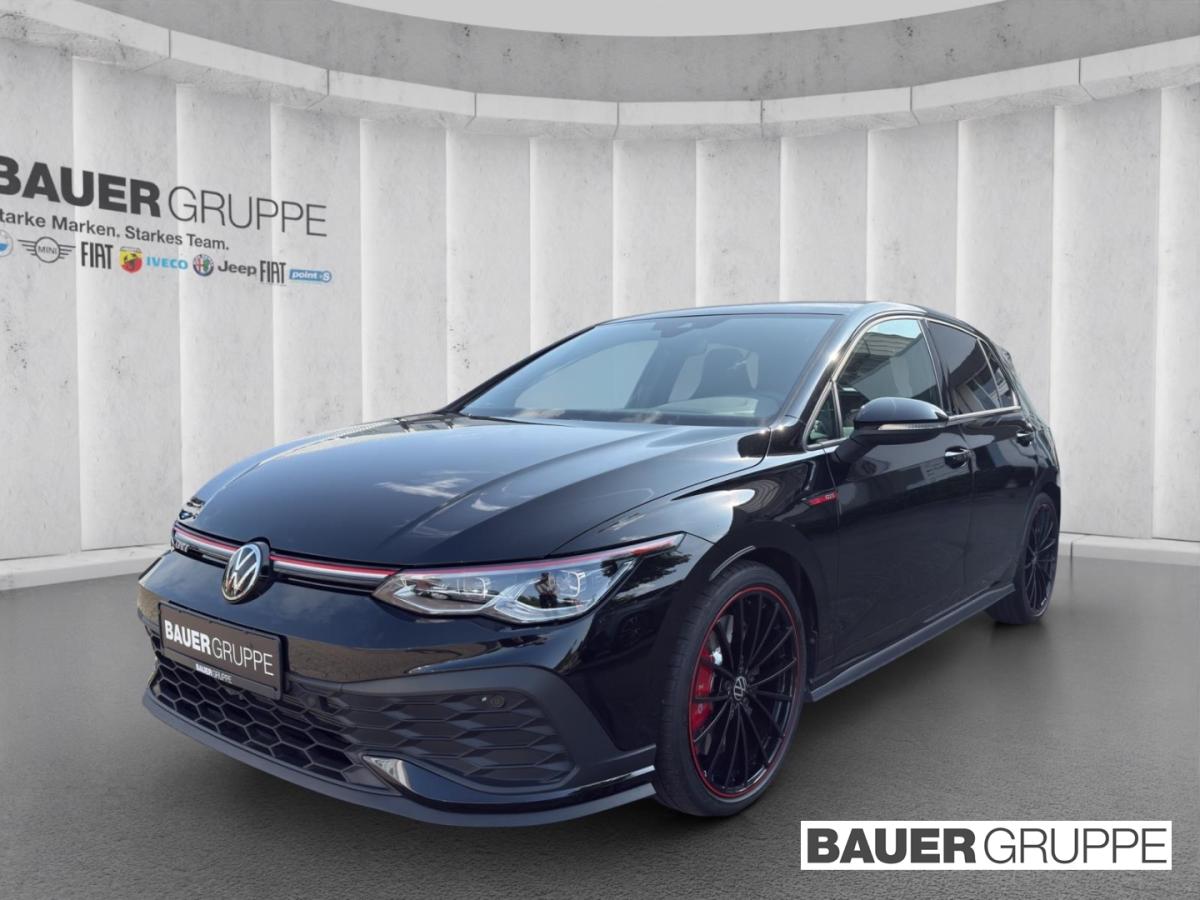 VW Golf in Schwarz von vorne