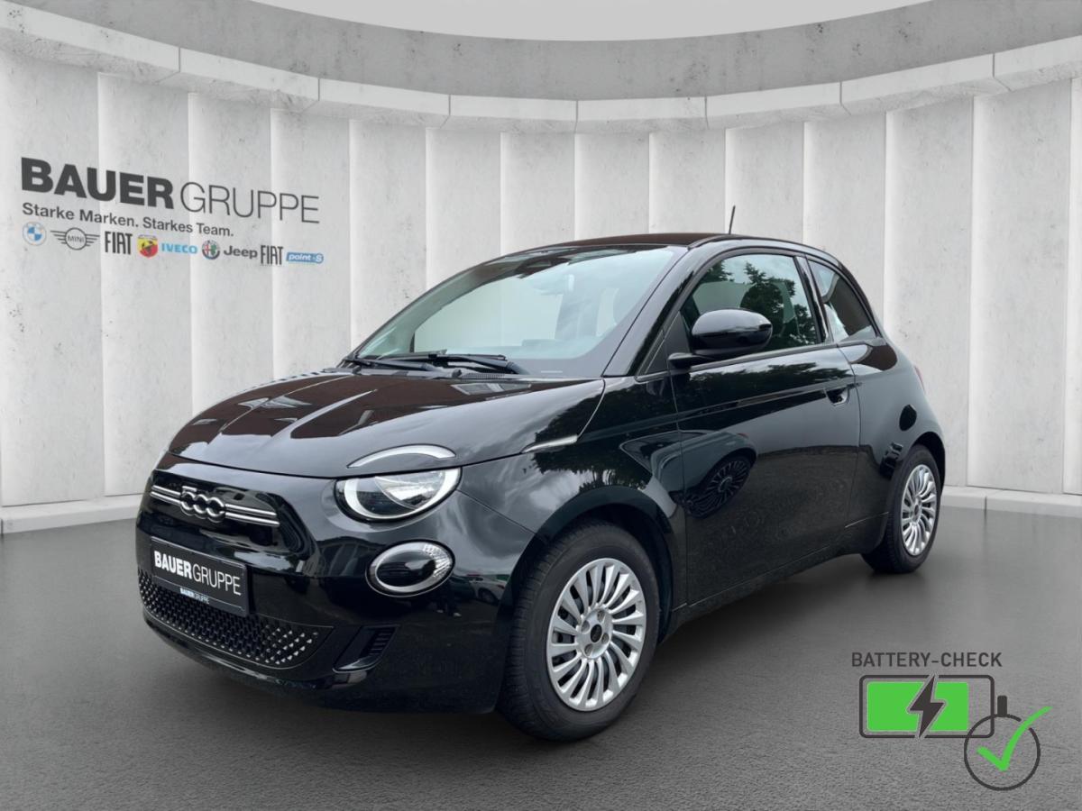 FIAT 500e in Schwarz von vorne