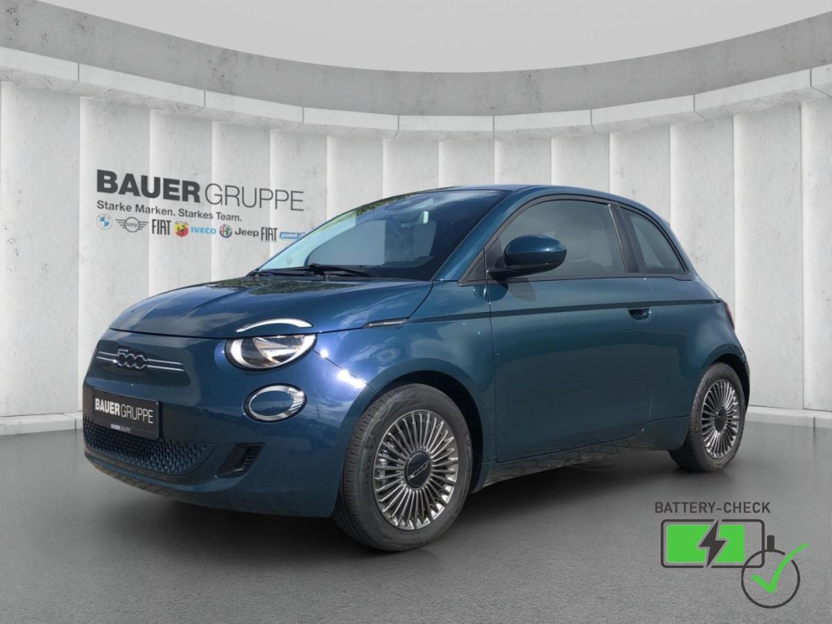 FIAT 500e in Blau von vorne