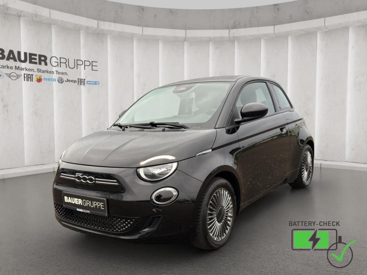 FIAT 500e in Schwarz von vorne
