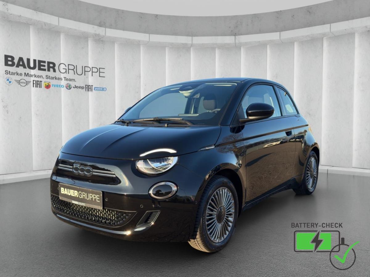 FIAT 500e in Schwarz von vorne