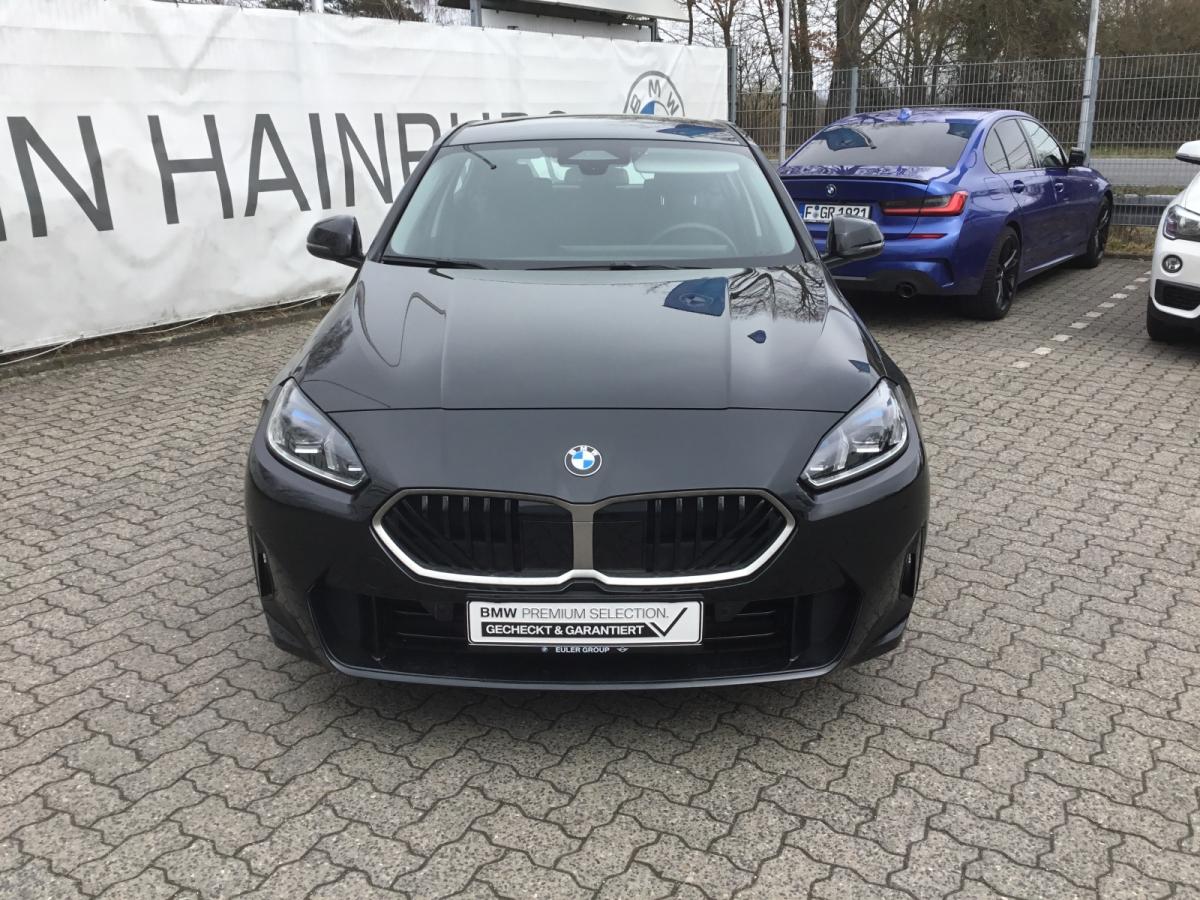 BMW 120 von vorne in Schwarz