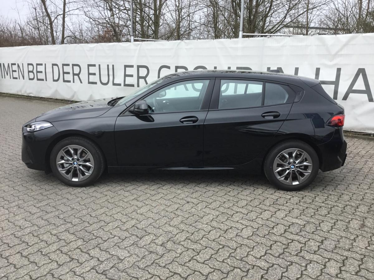 BMW 120 von der Seite in Schwarz