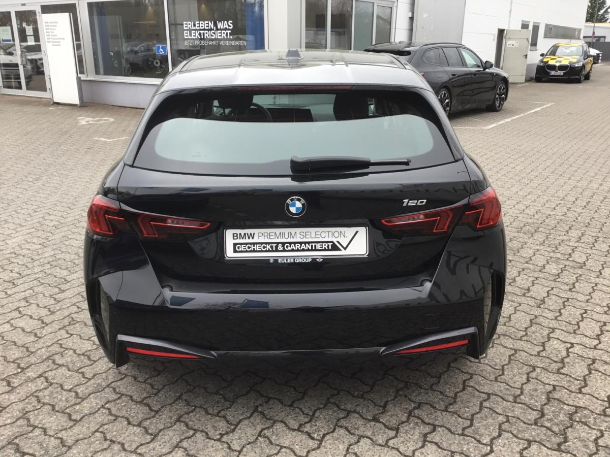 BMW 120 von hinten in Schwarz