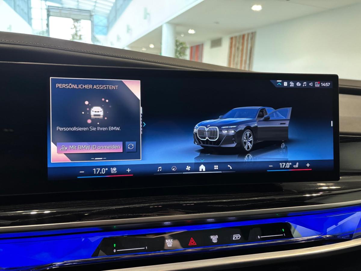 BMW 740d xDrive Limousine von vorne in Schwarz