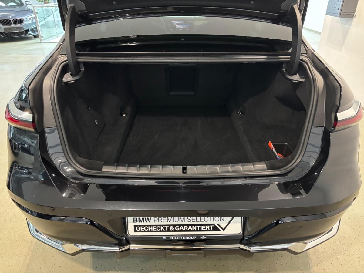 BMW 740d xDrive Limousine von hinten in Schwarz