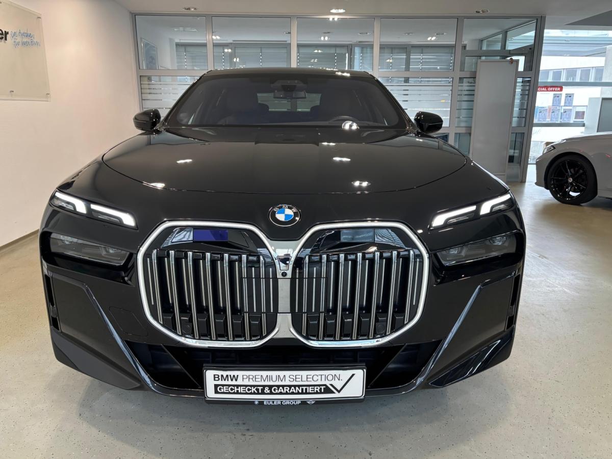 BMW 740d xDrive Limousine von vorne in Schwarz