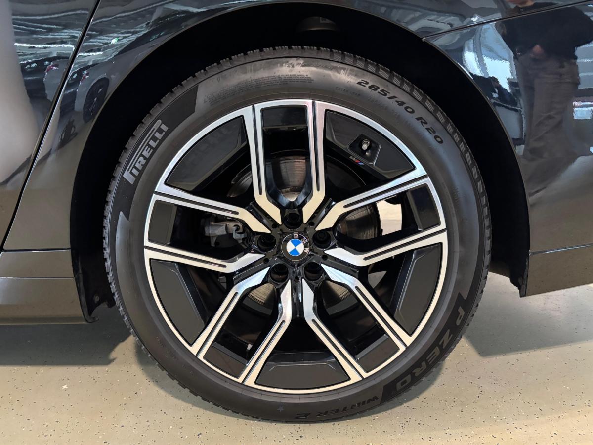 BMW 740d xDrive Limousine mit Detailansicht auf die Felgen