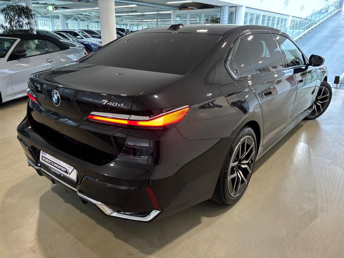 BMW 740d xDrive Limousine von hinten in Schwarz