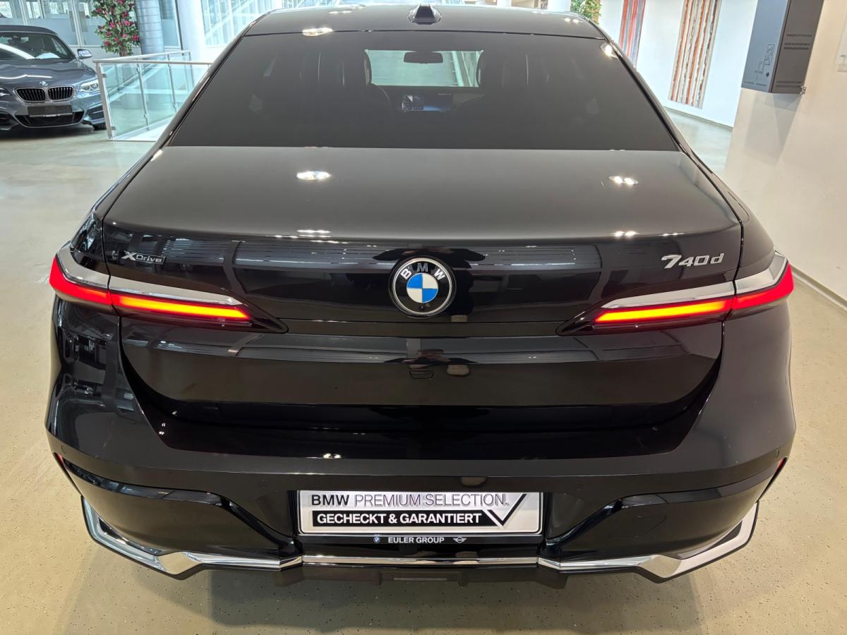 BMW 740d xDrive Limousine von vorne in Schwarz