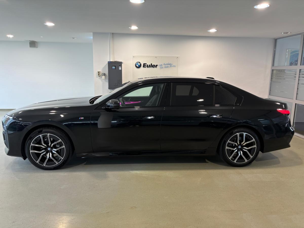 BMW 740d xDrive Limousine von der Seite in Schwarz