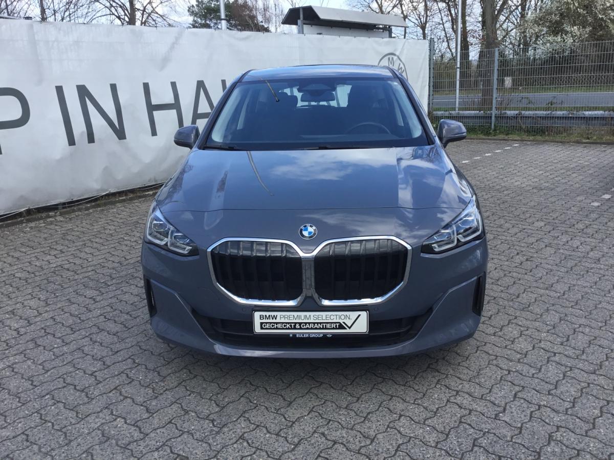 BMW 218i Active Tourer von vorne in Grau