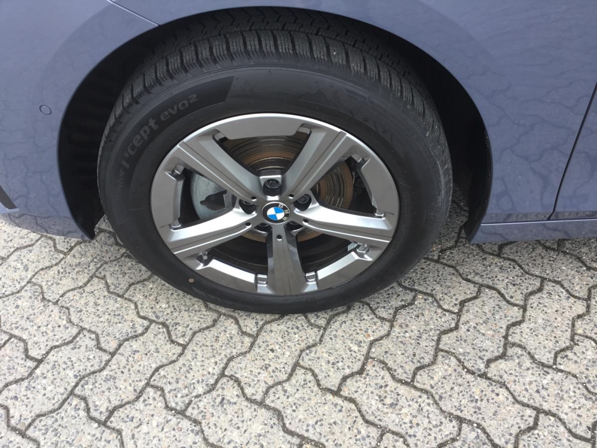 BMW 218i Active Tourer mit Detailansicht auf die Felgen