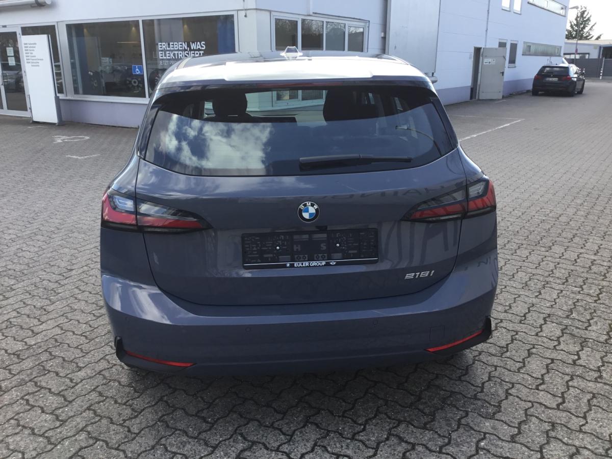 BMW 218i Active Tourer von hinten in Grau