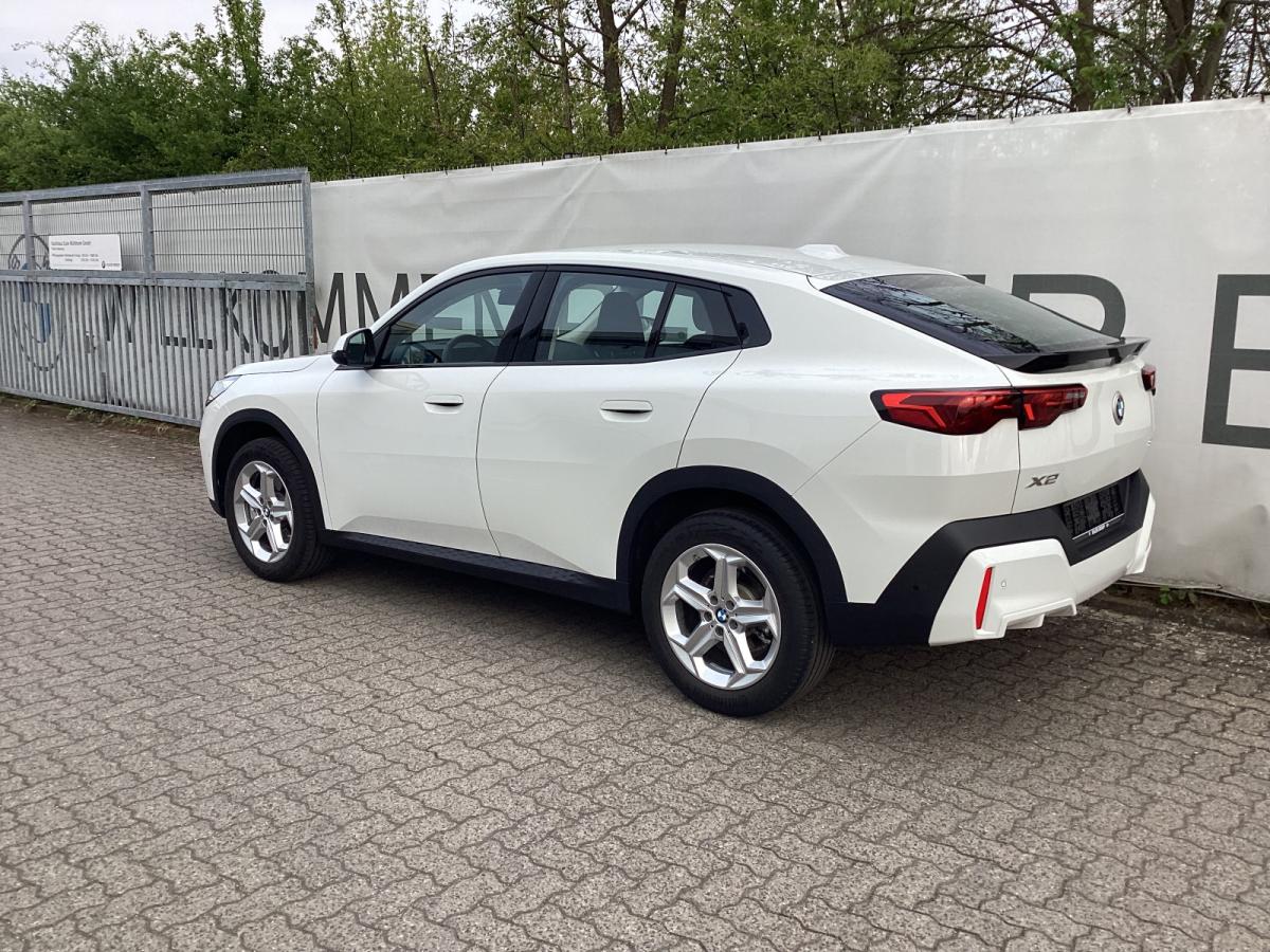 BMW X2 sDrive20i von der Seite in Weiß