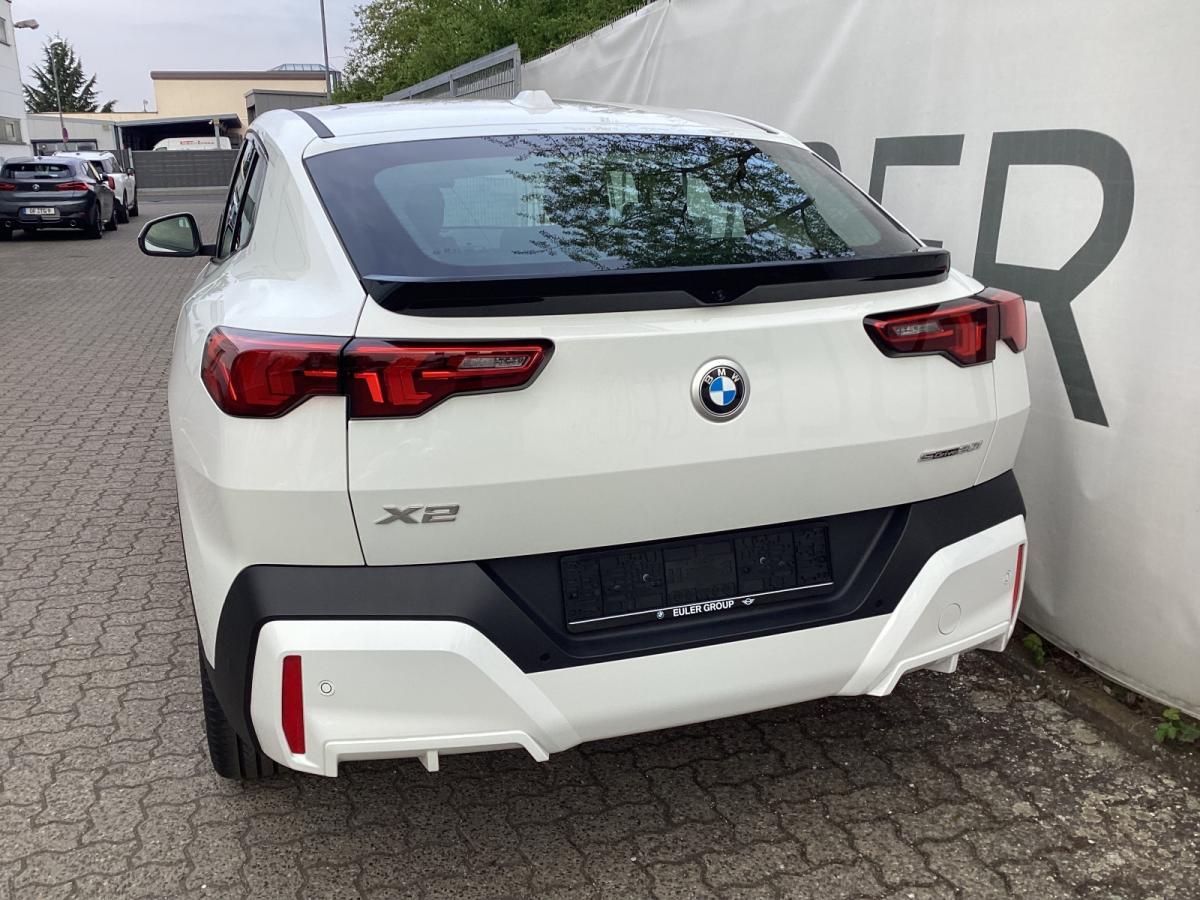 BMW X2 sDrive20i von hinten in Weiß