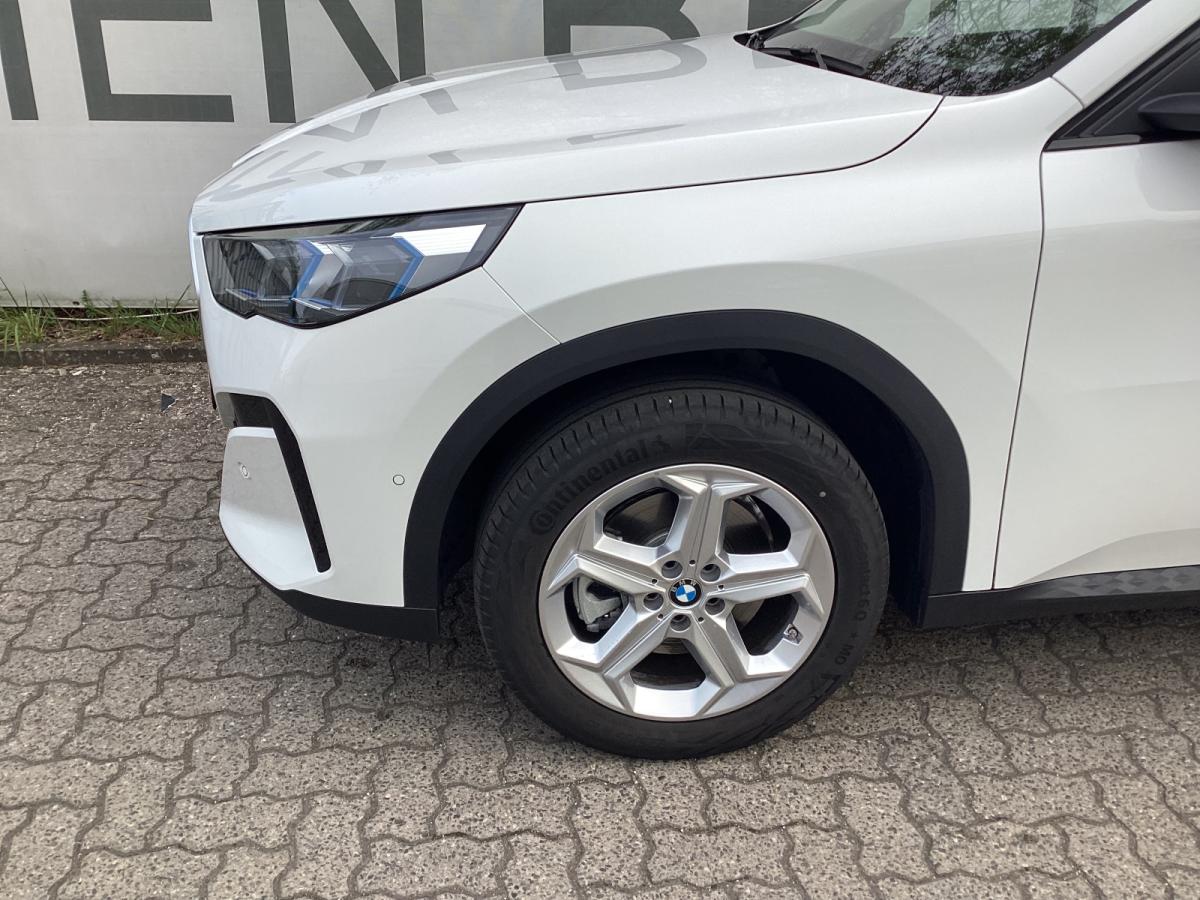 BMW X2 sDrive20i mit Detailansicht auf die Felgen