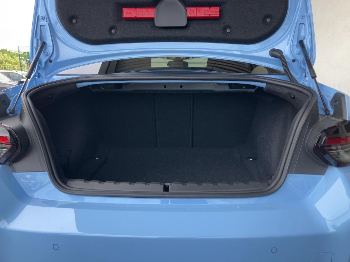 BMW M2 Coupe von hinten in Sonderlackierung