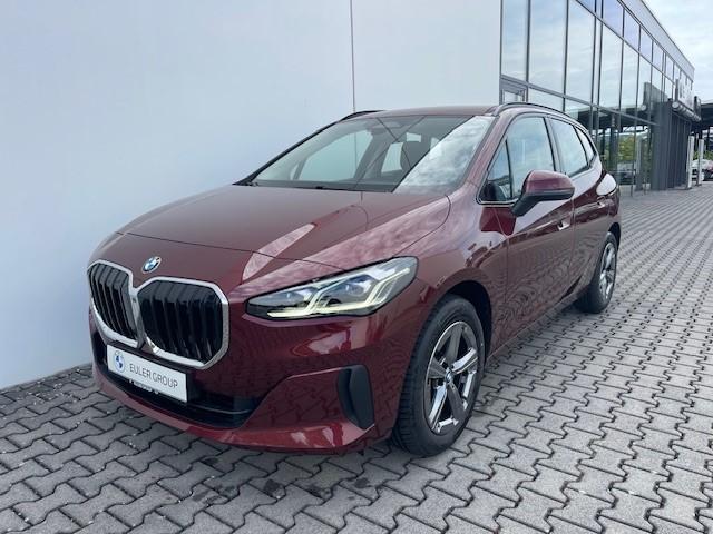 BMW 220i Active Tourer von vorne in Rot