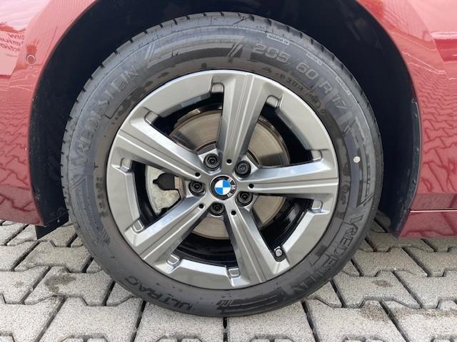BMW 220i Active Tourer mit Detailansicht auf die Felgen