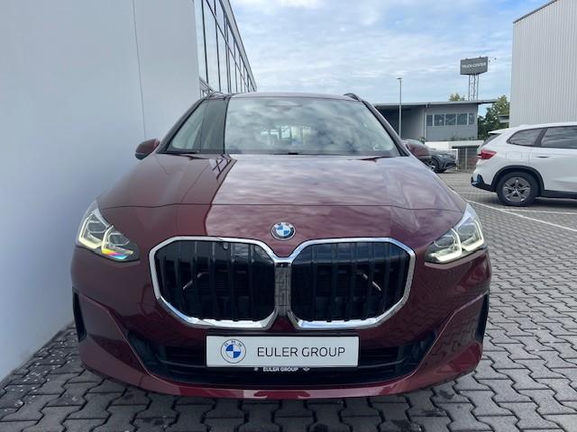 BMW 220i Active Tourer von vorne in Rot