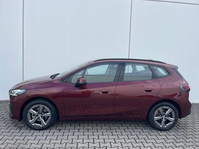 BMW 220i Active Tourer von der Seite in Rot
