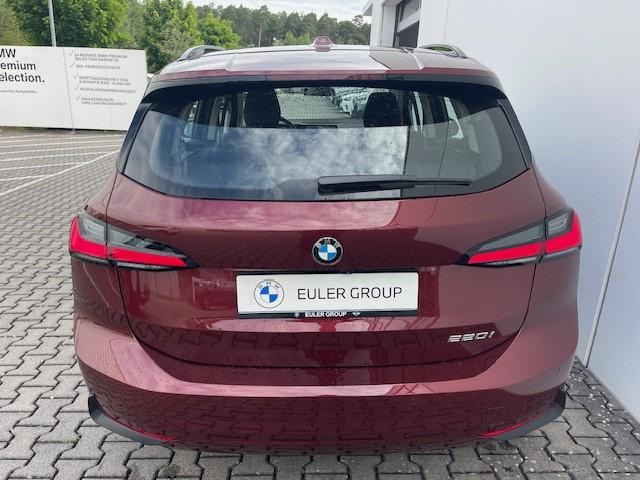 BMW 220i Active Tourer von vorne in Rot