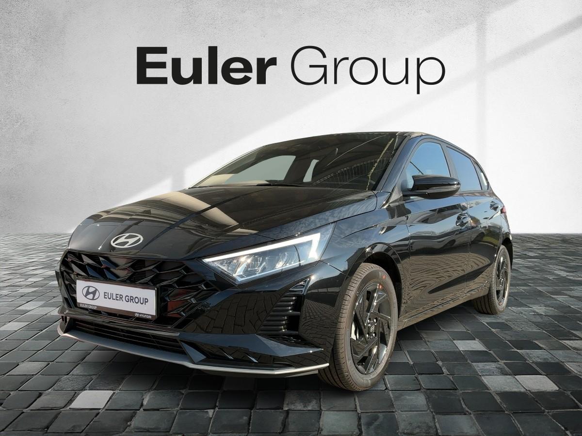 HYUNDAI i20 in Schwarz von vorne