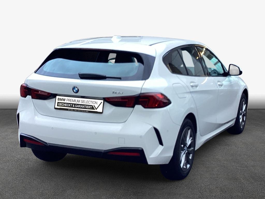 BMW 118d von hinten in Weiß