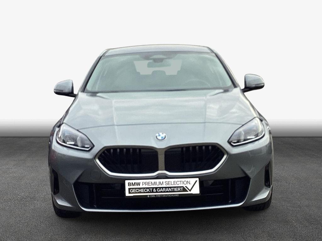 BMW 120 von vorne in Grau