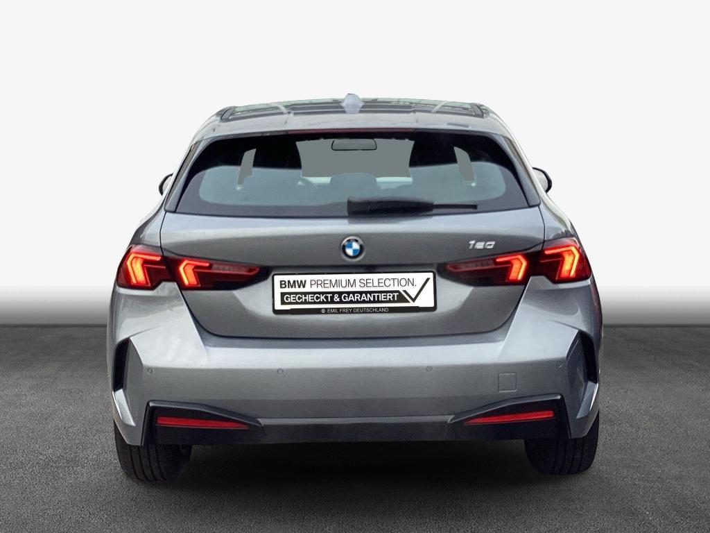 BMW 120 von hinten in Grau