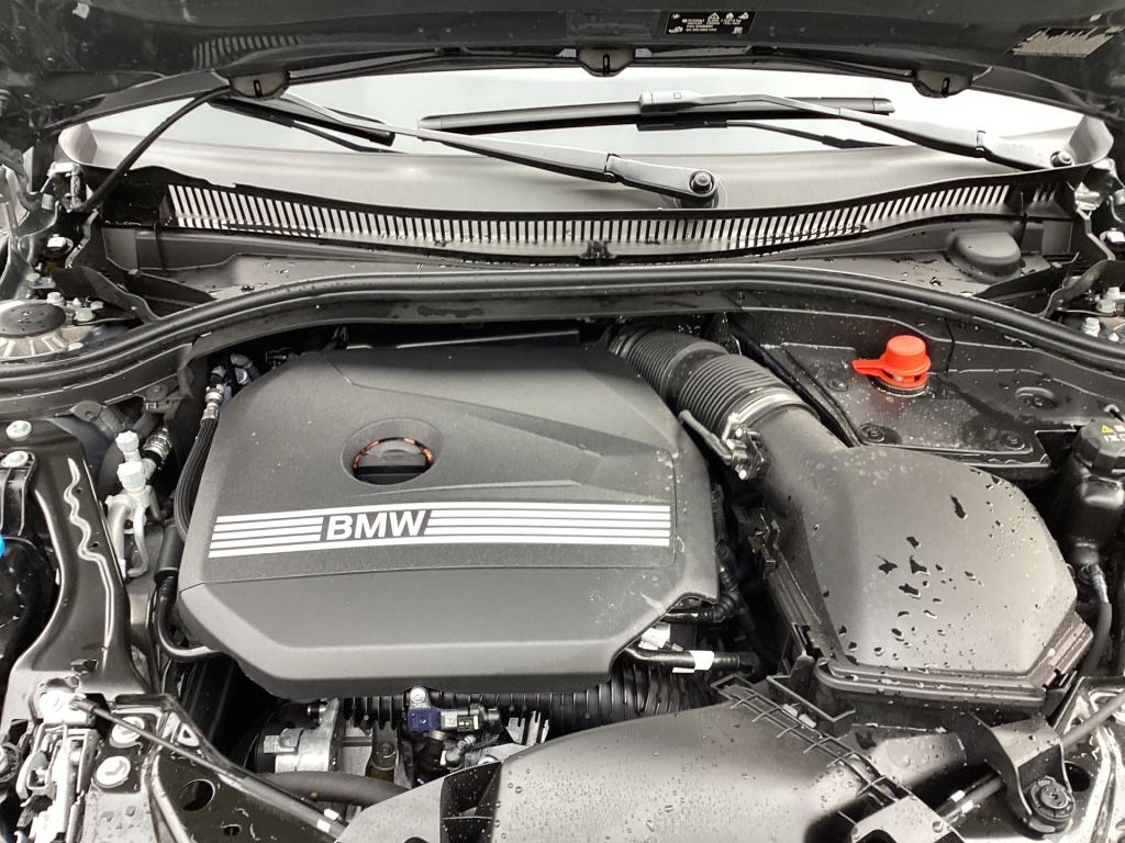 BMW 120 von vorne in Grau