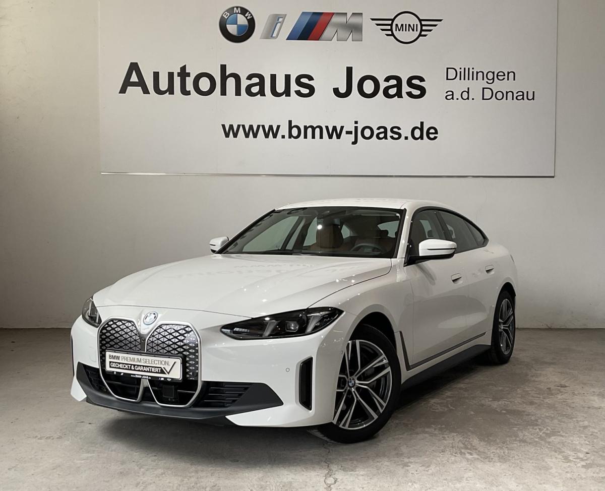 BMW i4 eDrive35 Gran Coupe von vorne in Weiß