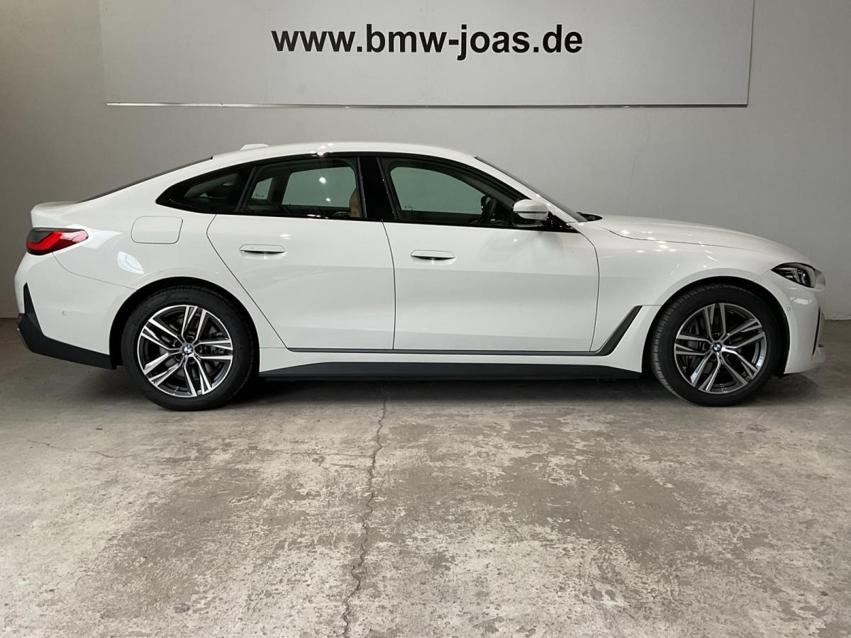 BMW i4 eDrive35 Gran Coupe von der Seite in Weiß