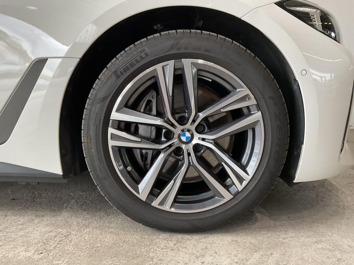BMW i4 eDrive35 Gran Coupe mit Detailansicht auf die Felgen