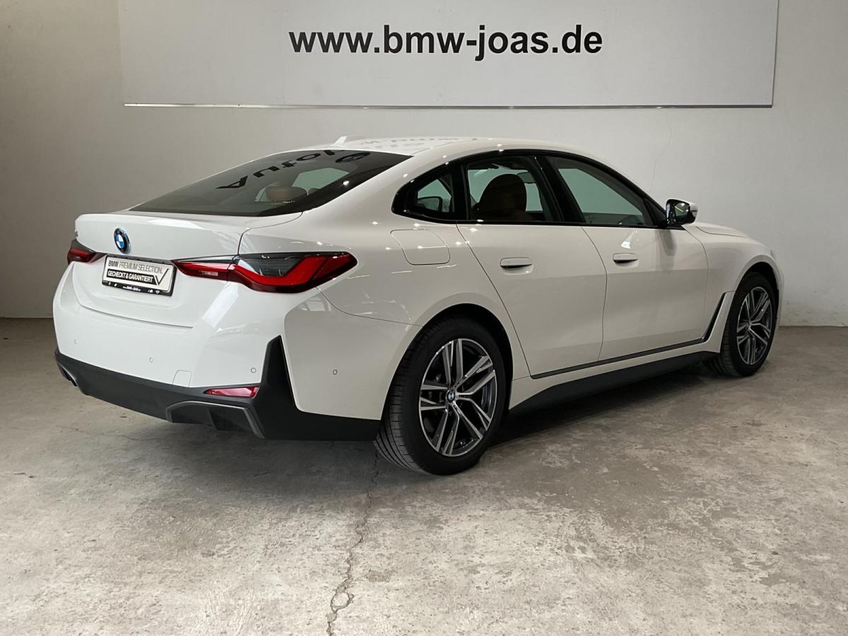BMW i4 eDrive35 Gran Coupe von hinten in Weiß