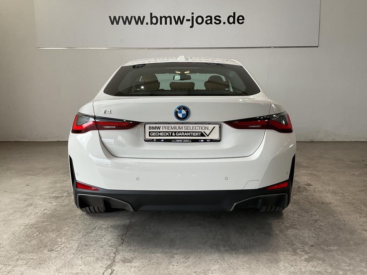 BMW i4 eDrive35 Gran Coupe von hinten in Weiß
