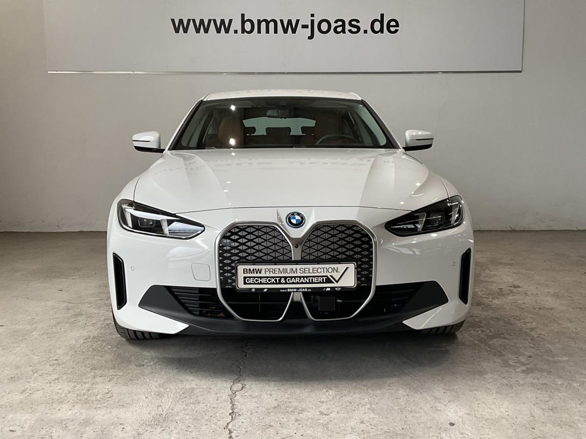 BMW i4 eDrive35 Gran Coupe von vorne in Weiß