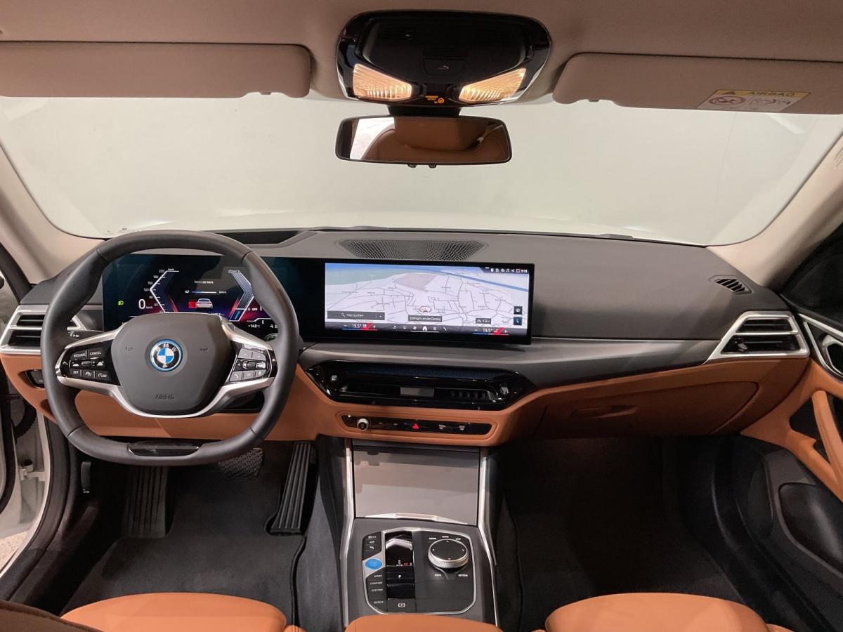 BMW i4 eDrive35 Gran Coupe im Innenraum