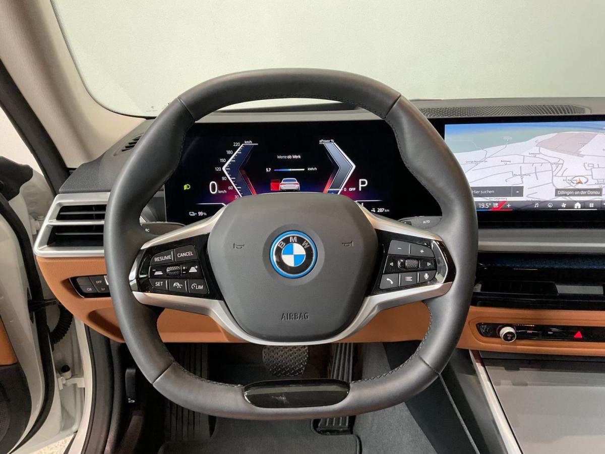 BMW i4 eDrive35 Gran Coupe im Innenraum