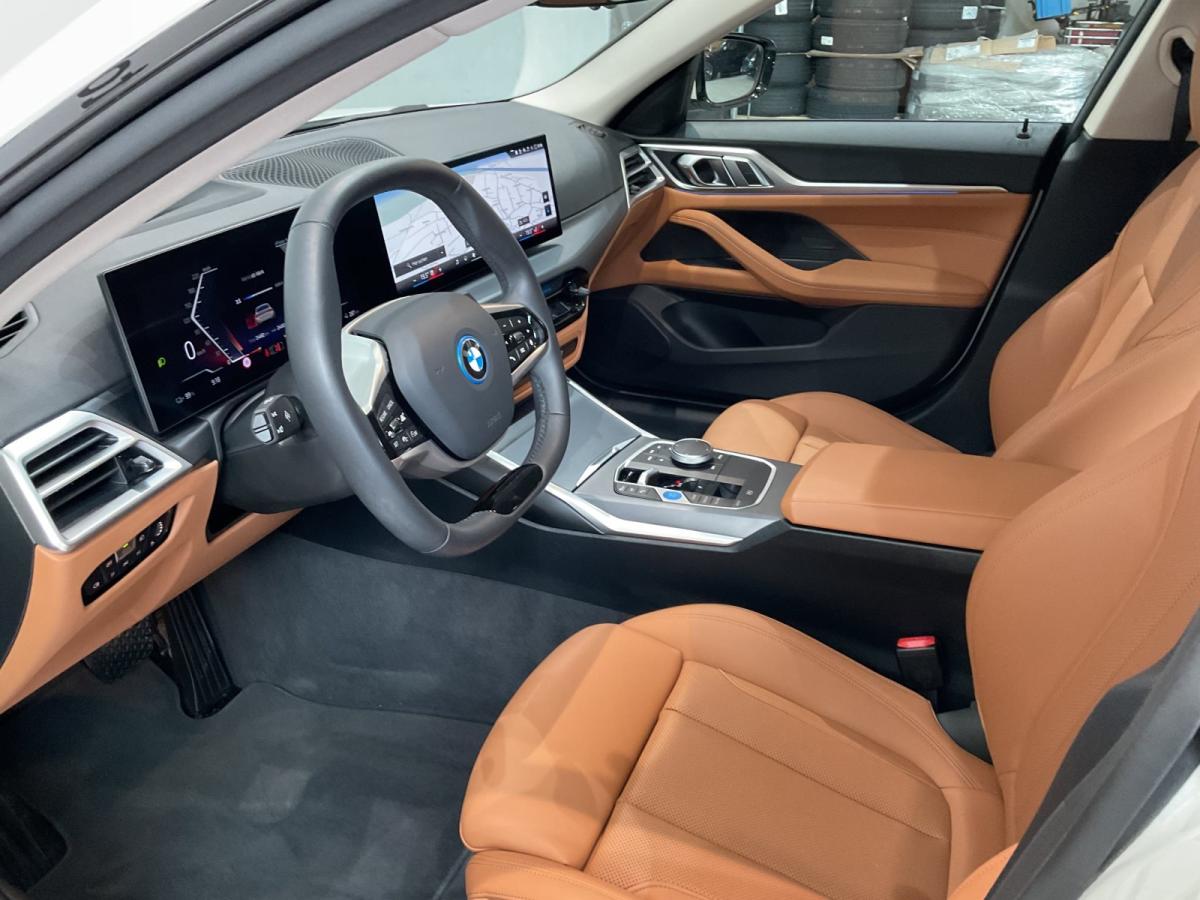 BMW i4 eDrive35 Gran Coupe im Innenraum