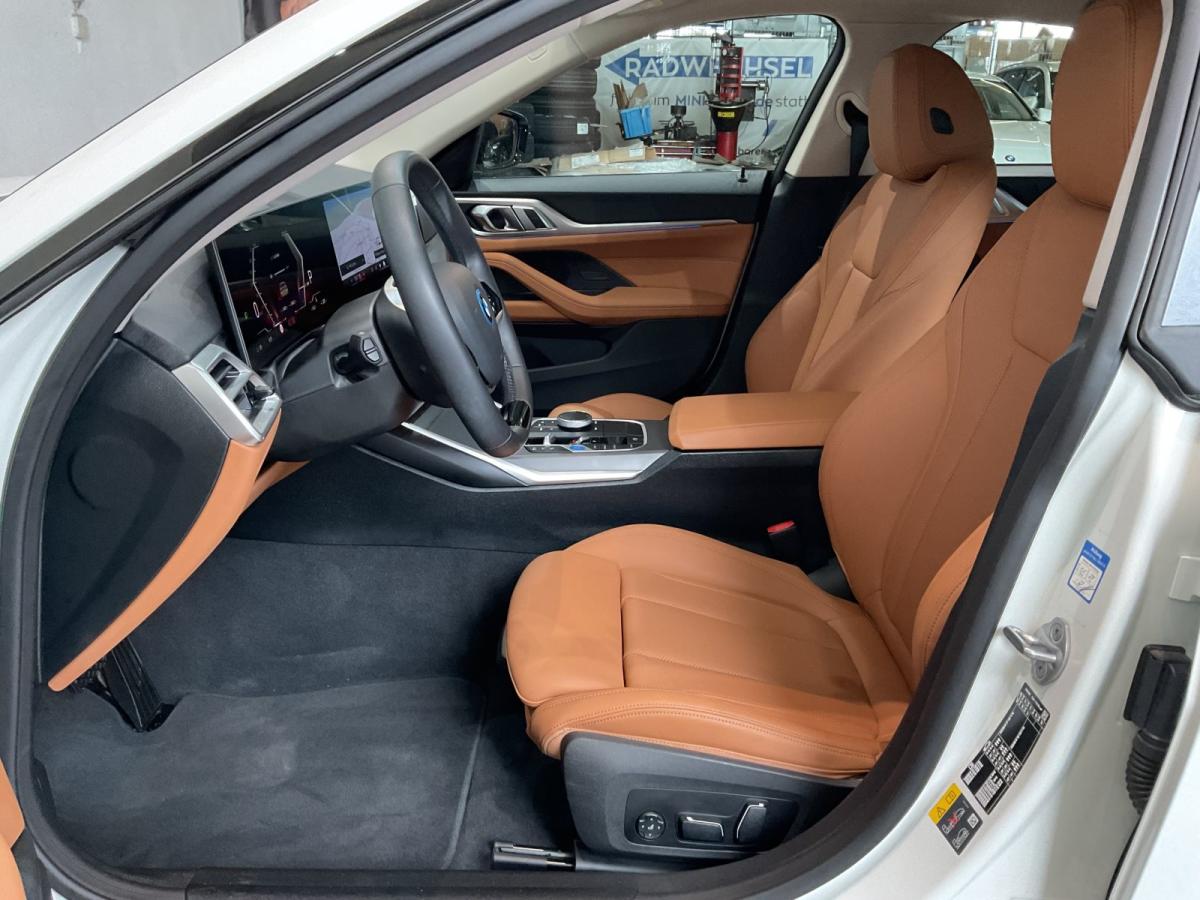 BMW i4 eDrive35 Gran Coupe im Innenraum