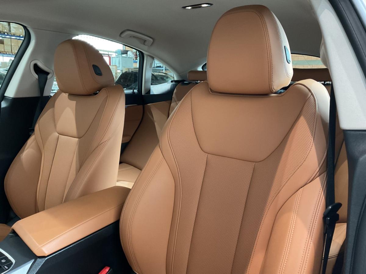 BMW i4 eDrive35 Gran Coupe im Innenraum