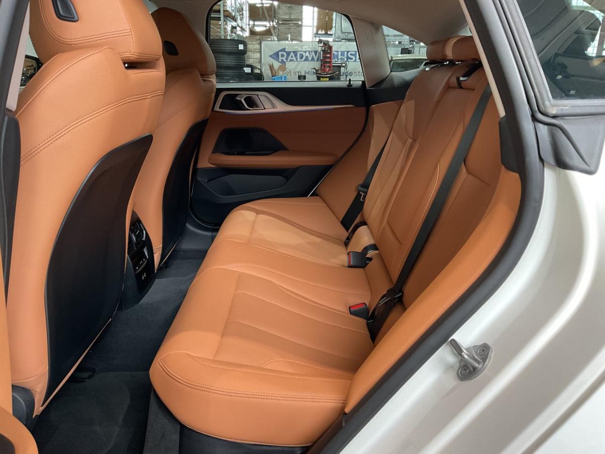 BMW i4 eDrive35 Gran Coupe im Innenraum