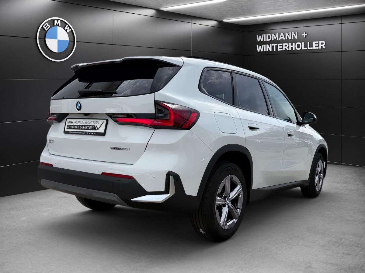 BMW X1 sDrive20i von hinten in Weiß