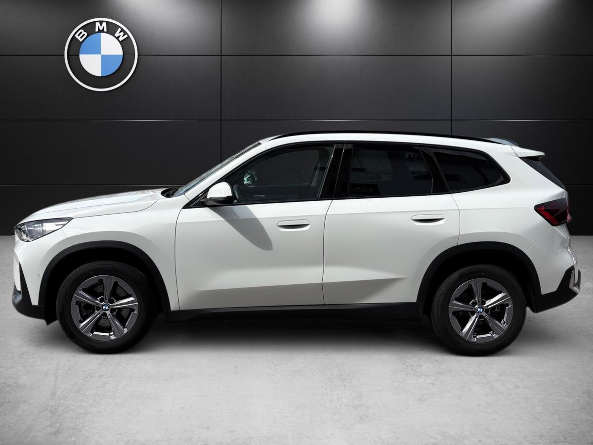 BMW X1 sDrive20i von der Seite in Weiß
