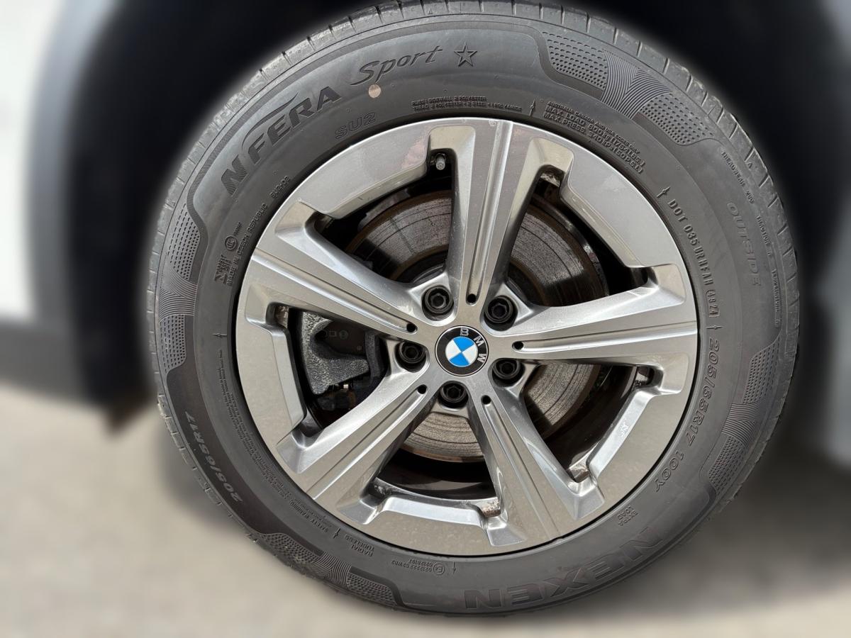 BMW X1 sDrive20i mit Detailansicht auf die Felgen