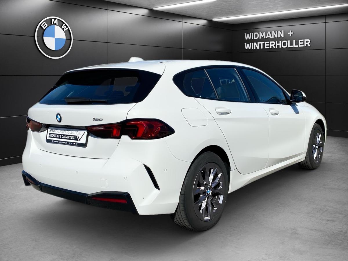BMW 120 von hinten in Weiß